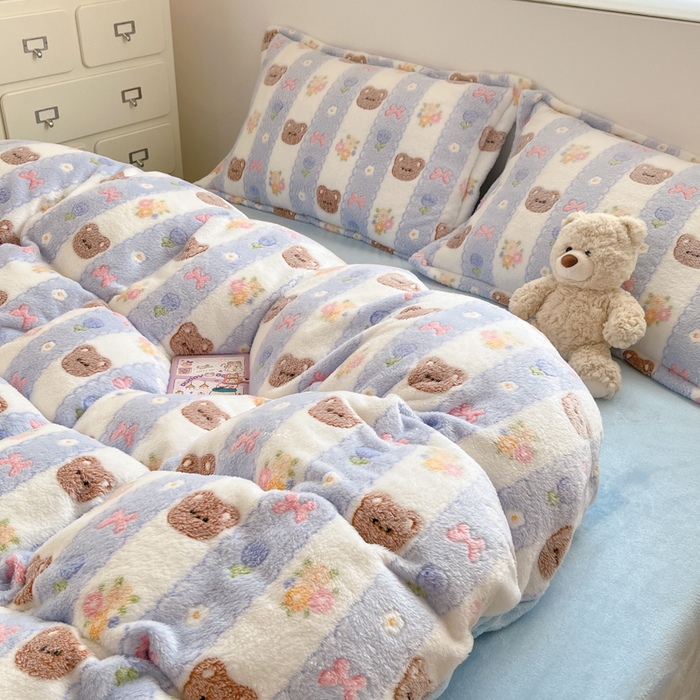 91家纺网 家纺一手货源 找家纺 川悦生活 2025新款立体雪花绒印花大床四件套系列一场景一 小熊花园