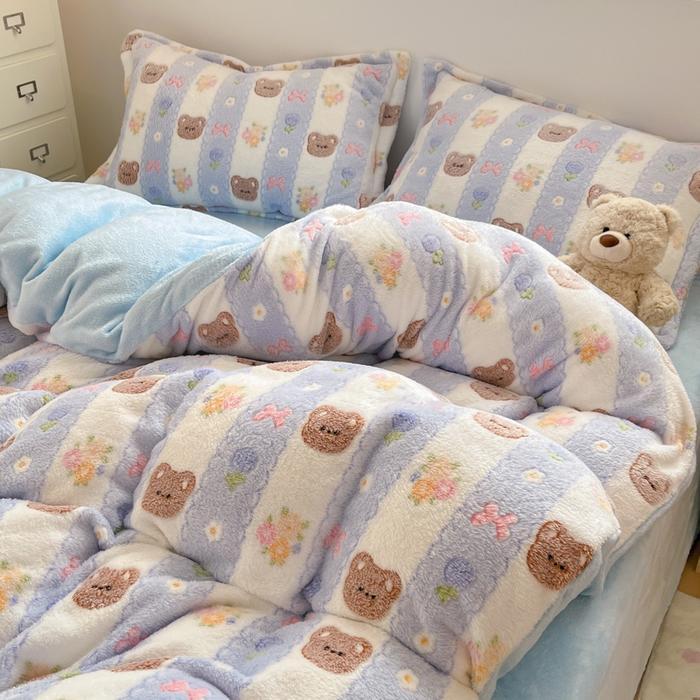 91家纺网 家纺一手货源 找家纺 川悦生活 2025新款立体雪花绒印花大床四件套系列一场景一 小熊花园