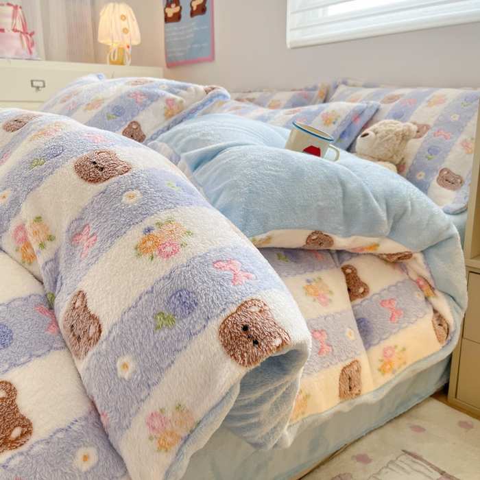 91家纺网 家纺一手货源 找家纺 川悦生活 2025新款立体雪花绒印花大床四件套系列一场景一 小熊花园