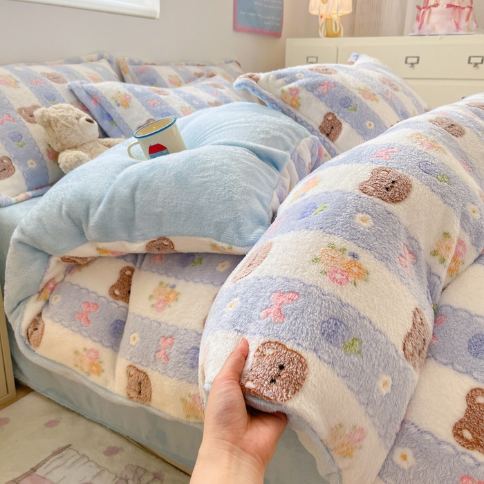 91家纺网 家纺一手货源 找家纺 川悦生活 2025新款立体雪花绒印花大床四件套系列一场景一 小熊花园