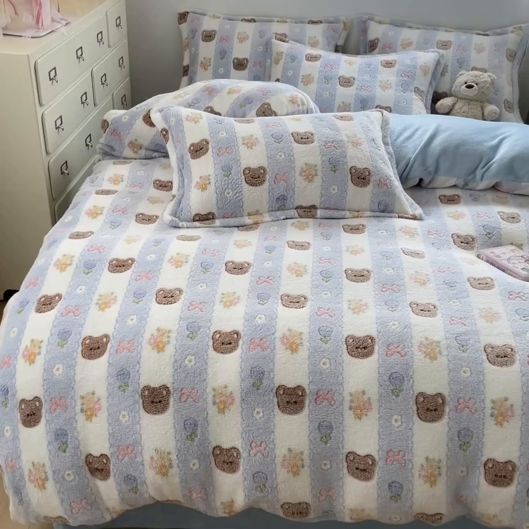 91家纺网 家纺一手货源 找家纺 川悦生活 2025新款立体雪花绒印花大床四件套系列一场景一 小熊花园