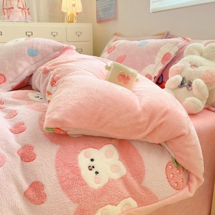 91家纺网 家纺一手货源 找家纺 川悦生活 2025新款立体雪花绒印花大床四件套系列一场景一 幸福甜兔