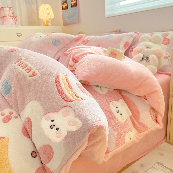 91家纺网 家纺一手货源 找家纺 川悦生活 2025新款立体雪花绒印花大床四件套系列一场景一 幸福甜兔