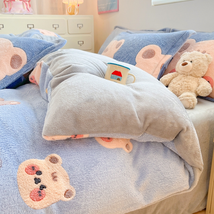 91家纺网 家纺一手货源 找家纺 川悦生活 2025新款立体雪花绒印花大床四件套系列一场景一 熊小巴