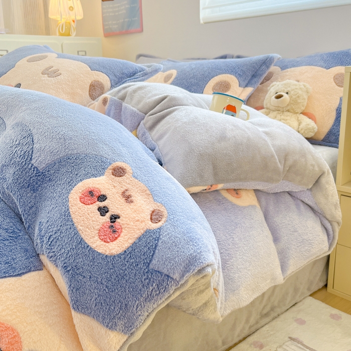 91家纺网 家纺一手货源 找家纺 川悦生活 2025新款立体雪花绒印花大床四件套系列一场景一 熊小巴