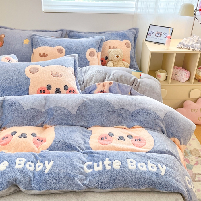 91家纺网 家纺一手货源 找家纺 川悦生活 2025新款立体雪花绒印花大床四件套系列一场景一 熊小巴