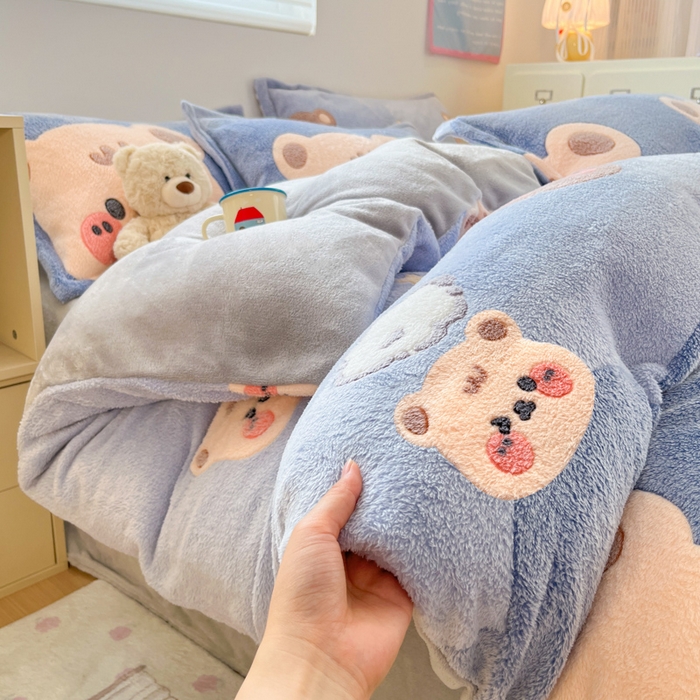 91家纺网 家纺一手货源 找家纺 川悦生活 2025新款立体雪花绒印花大床四件套系列一场景一 熊小巴