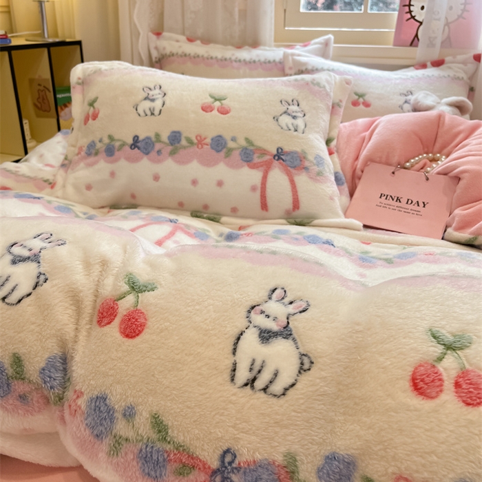 91家纺网 家纺一手货源 找家纺 川悦生活 2025新款立体雪花绒印花大床四件套系列一场景一 樱桃啵啵