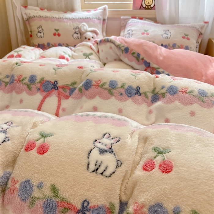 91家纺网 家纺一手货源 找家纺 川悦生活 2025新款立体雪花绒印花大床四件套系列一场景一 樱桃啵啵