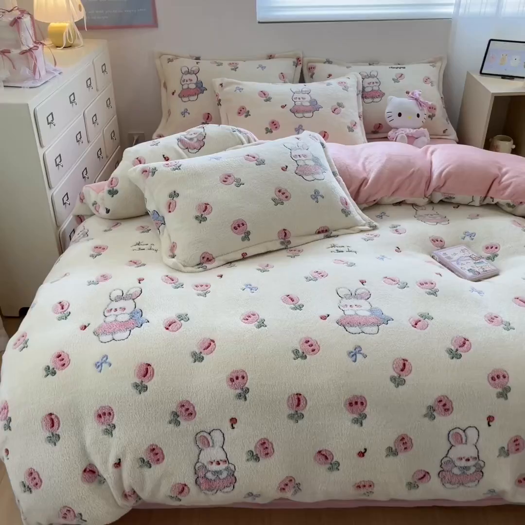 91家纺网 家纺一手货源 找家纺 川悦生活 2025新款立体雪花绒印花大床四件套系列一场景一 郁金奶兔