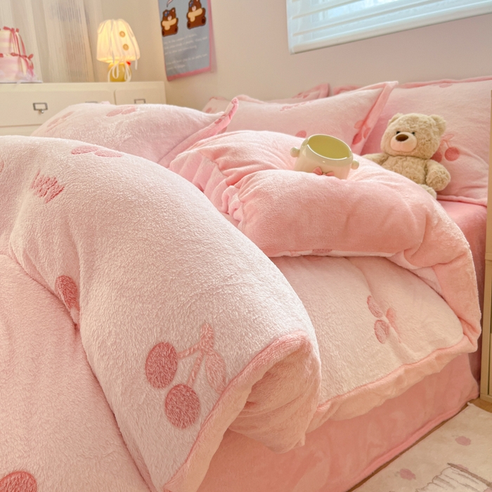 91家纺网 家纺一手货源 找家纺 川悦生活 2025新款立体雪花绒印花大床四件套系列一场景一 ins樱桃