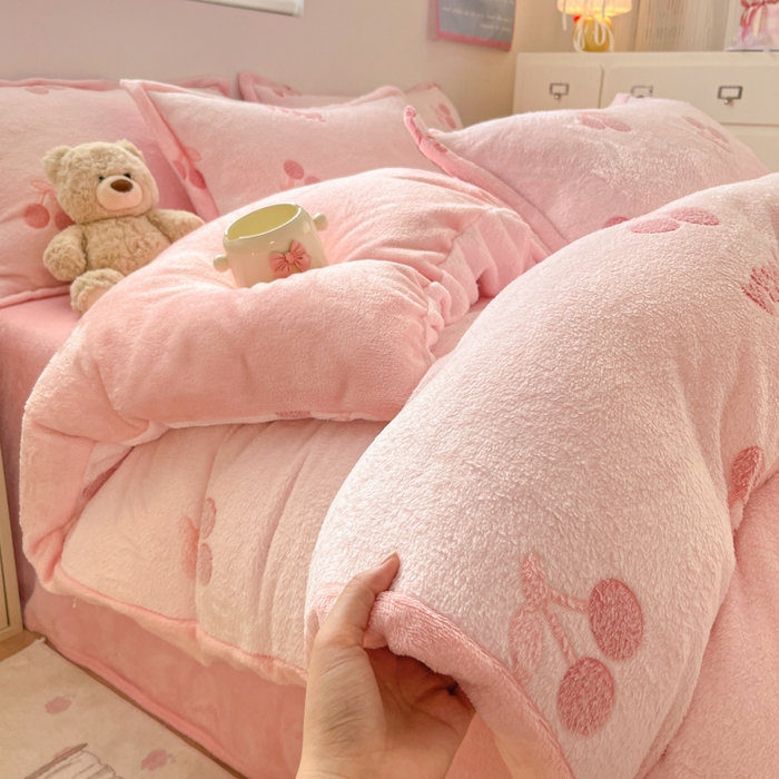 91家纺网 家纺一手货源 找家纺 川悦生活 2025新款立体雪花绒印花大床四件套系列一场景一 ins樱桃