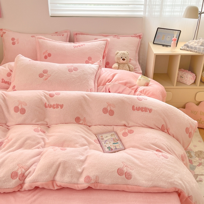 91家纺网 家纺一手货源 找家纺 川悦生活 2025新款立体雪花绒印花大床四件套系列一场景一 ins樱桃