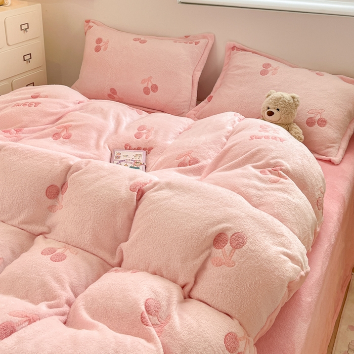 91家纺网 家纺一手货源 找家纺 川悦生活 2025新款立体雪花绒印花大床四件套系列一场景一 ins樱桃