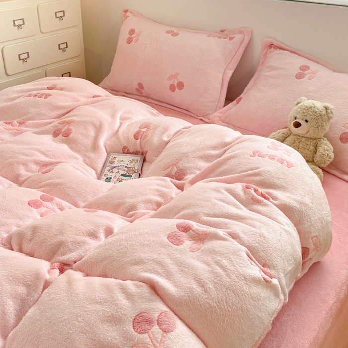 91家纺网 家纺一手货源 找家纺 川悦生活 2025新款立体雪花绒印花大床四件套系列一场景一 ins樱桃