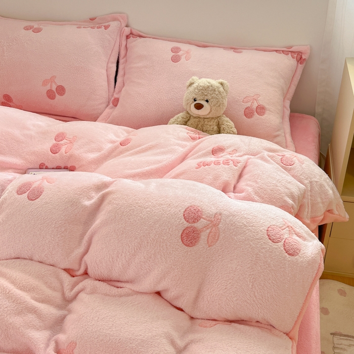 91家纺网 家纺一手货源 找家纺 川悦生活 2025新款立体雪花绒印花大床四件套系列一场景一 ins樱桃