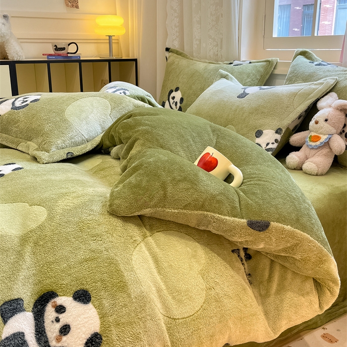 91家纺网 家纺一手货源 找家纺 川悦生活 2025新款立体雪花绒印花大床四件套系列一场景一 lucky熊猫