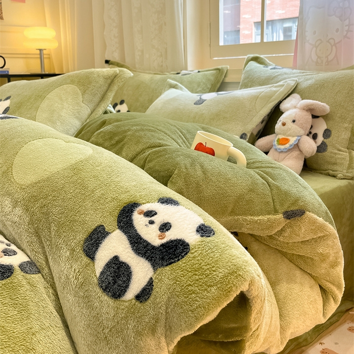 91家纺网 家纺一手货源 找家纺 川悦生活 2025新款立体雪花绒印花大床四件套系列一场景一 lucky熊猫