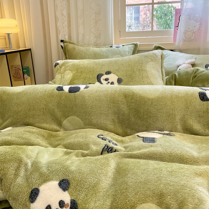 91家纺网 家纺一手货源 找家纺 川悦生活 2025新款立体雪花绒印花大床四件套系列一场景一 lucky熊猫