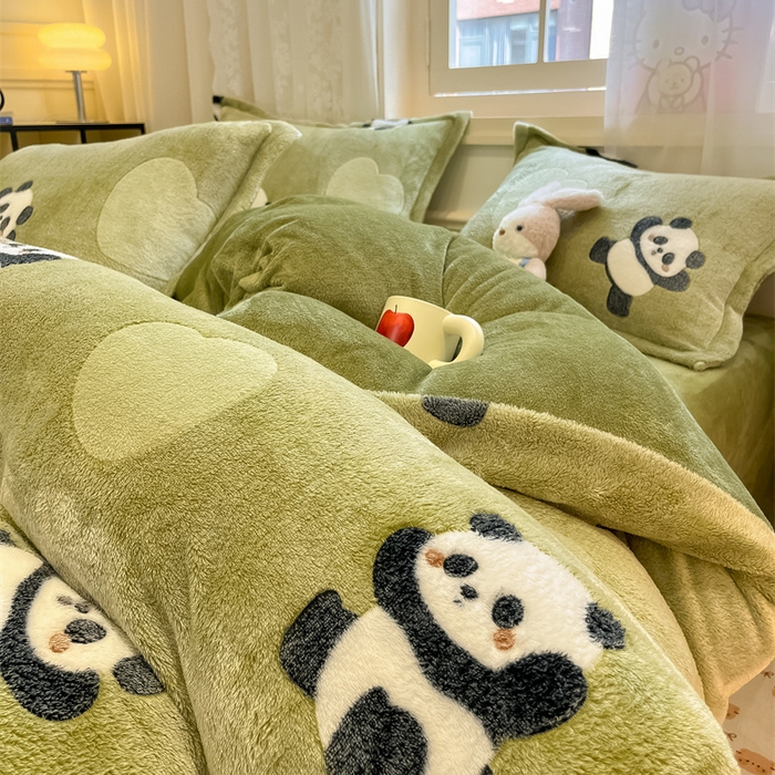 91家纺网 家纺一手货源 找家纺 川悦生活 2025新款立体雪花绒印花大床四件套系列一场景一 lucky熊猫