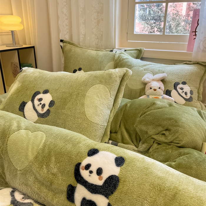 91家纺网 家纺一手货源 找家纺 川悦生活 2025新款立体雪花绒印花大床四件套系列一场景一 lucky熊猫