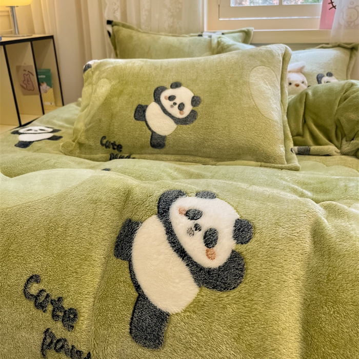 91家纺网 家纺一手货源 找家纺 川悦生活 2025新款立体雪花绒印花大床四件套系列一场景一 lucky熊猫