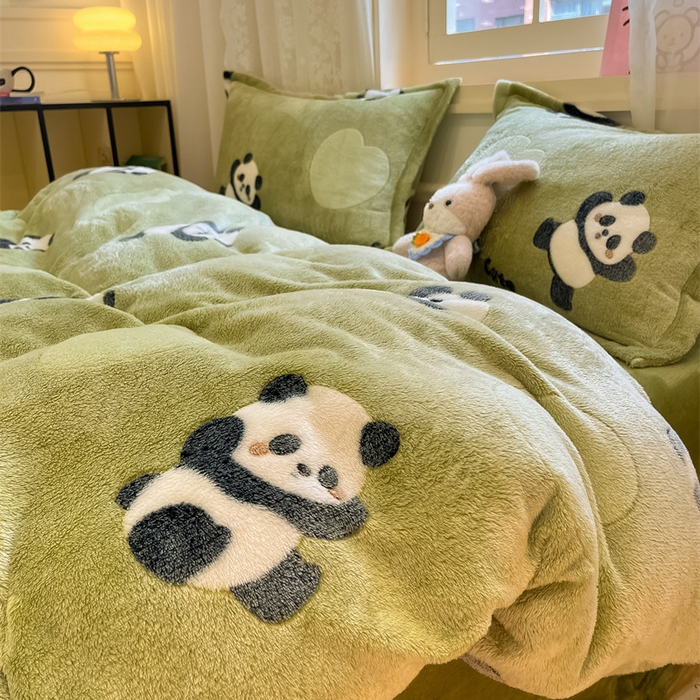 91家纺网 家纺一手货源 找家纺 川悦生活 2025新款立体雪花绒印花大床四件套系列一场景一 lucky熊猫