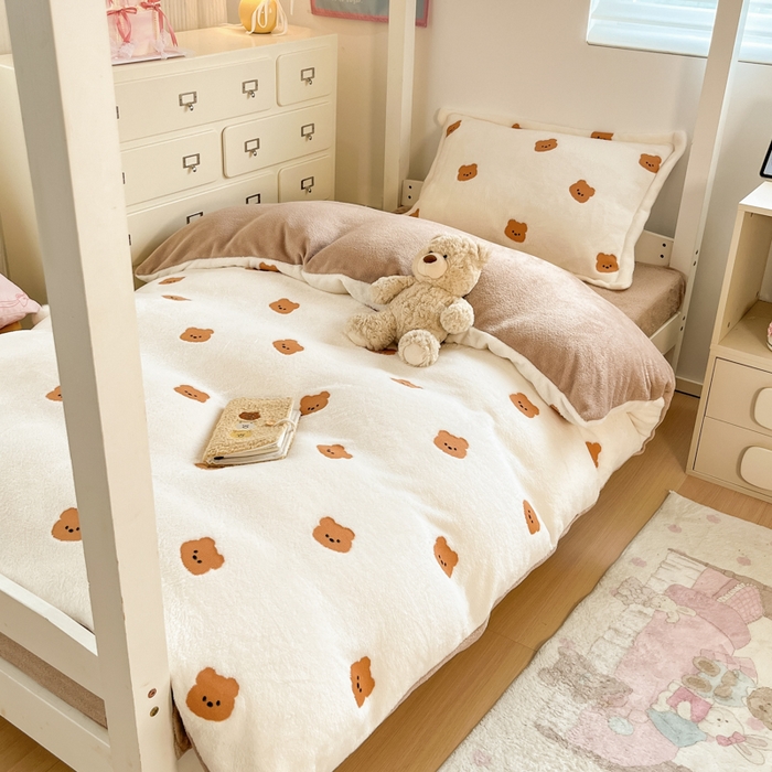 91家纺网 家纺一手货源 找家纺 川悦生活 2025新款立体雪花绒印花四件套学生床系列二场景一 豆奶小熊