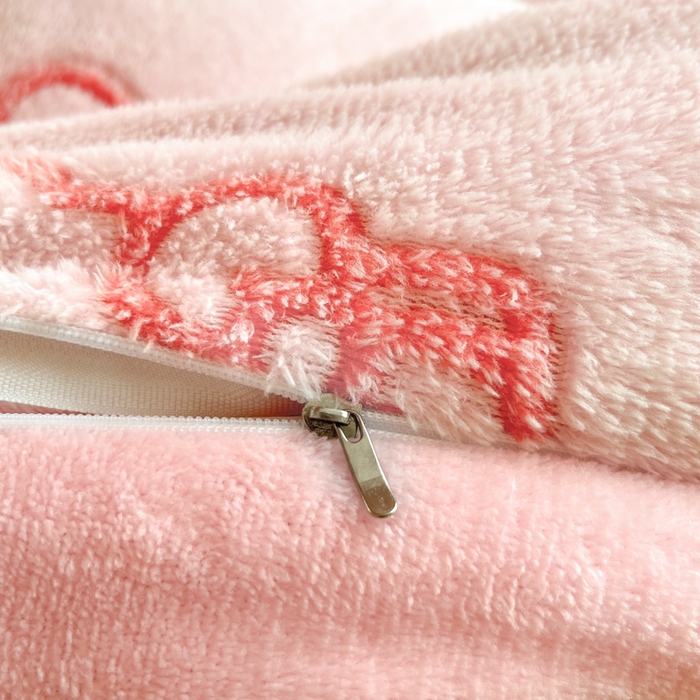 91家纺网 家纺一手货源 找家纺 川悦生活 2025新款立体雪花绒印花四件套学生床系列二场景一 爱心喵喵