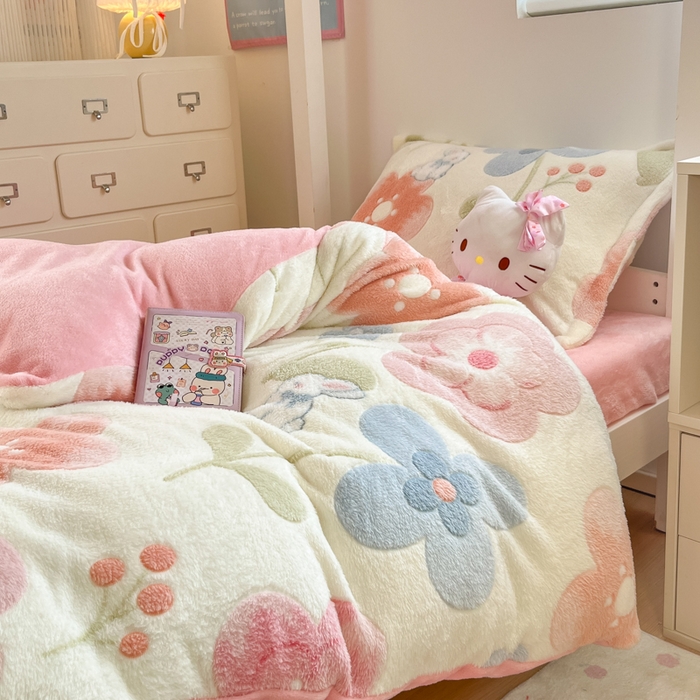 91家纺网 家纺一手货源 找家纺 川悦生活 2025新款立体雪花绒印花四件套学生床系列二场景一 半眠小兔