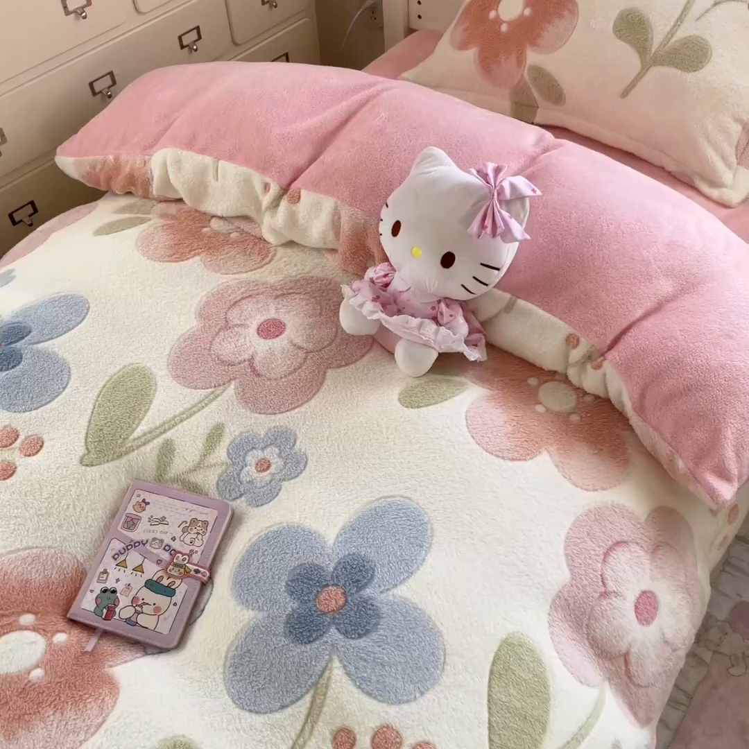 91家纺网 家纺一手货源 找家纺 川悦生活 2025新款立体雪花绒印花四件套学生床系列二场景一 半眠小兔