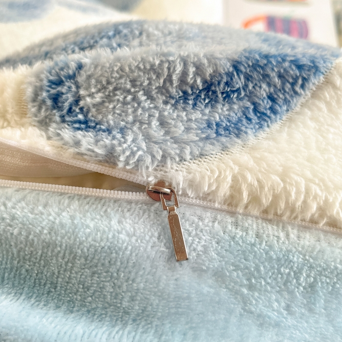 91家纺网 家纺一手货源 找家纺 川悦生活 2025新款立体雪花绒印花四件套学生床系列二场景一 半暖花朵