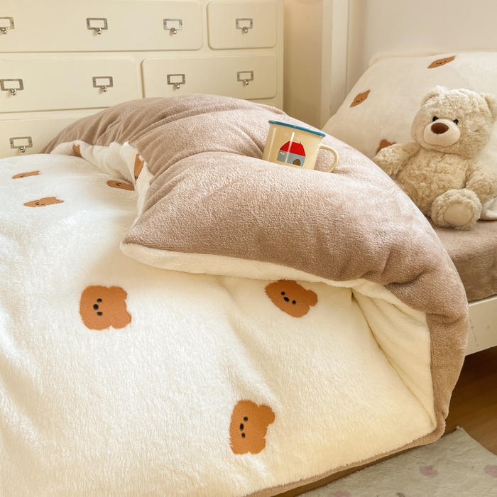 91家纺网 家纺一手货源 找家纺 川悦生活 2025新款立体雪花绒印花四件套学生床系列二场景一 豆奶小熊