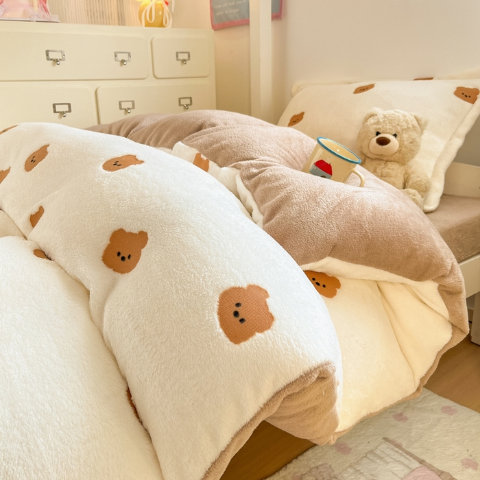 91家纺网 家纺一手货源 找家纺 川悦生活 2025新款立体雪花绒印花四件套学生床系列二场景一 豆奶小熊