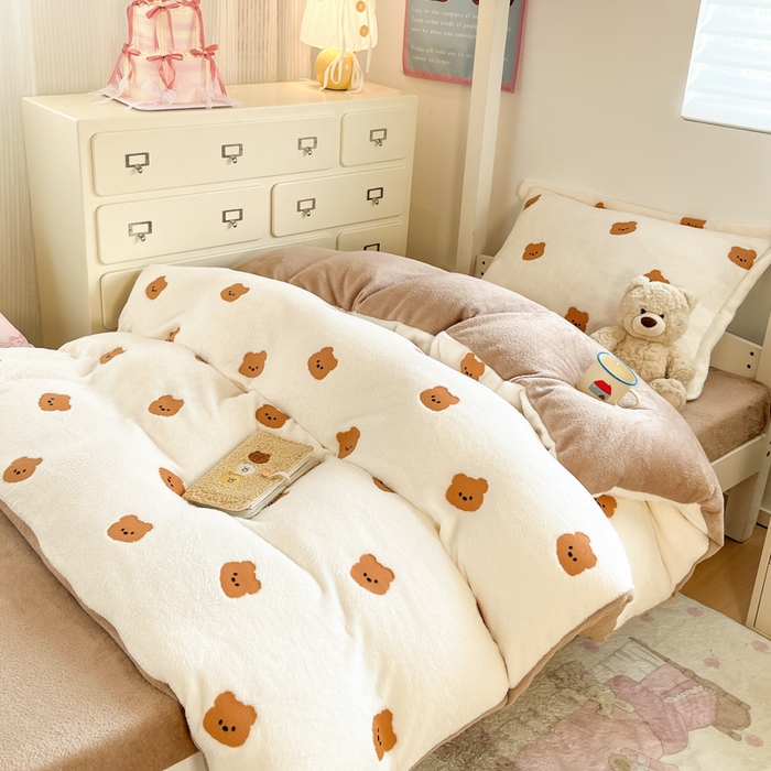 91家纺网 家纺一手货源 找家纺 川悦生活 2025新款立体雪花绒印花四件套学生床系列二场景一 豆奶小熊