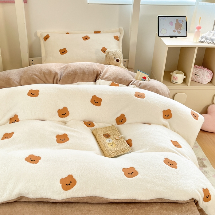 91家纺网 家纺一手货源 找家纺 川悦生活 2025新款立体雪花绒印花四件套学生床系列二场景一 豆奶小熊