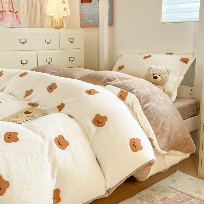 91家纺网 家纺一手货源 找家纺 川悦生活 2025新款立体雪花绒印花四件套学生床系列二场景一 豆奶小熊