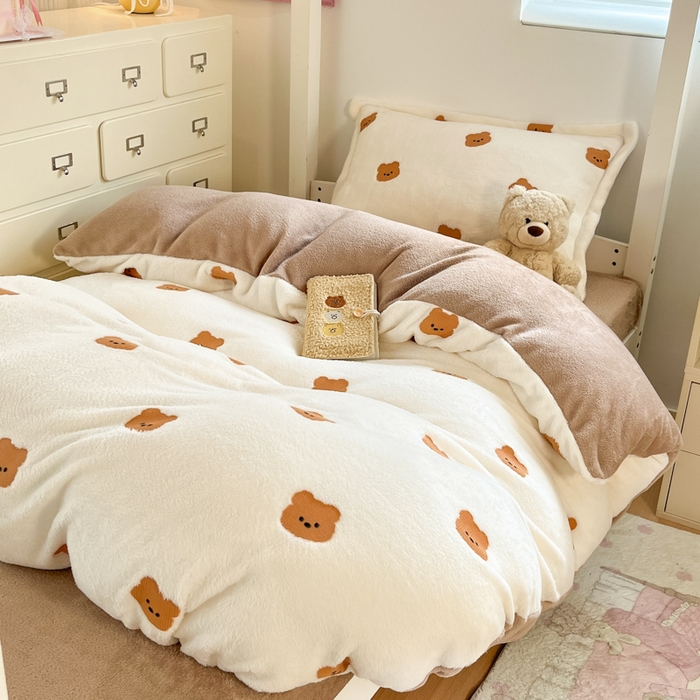 91家纺网 家纺一手货源 找家纺 川悦生活 2025新款立体雪花绒印花四件套学生床系列二场景一 豆奶小熊