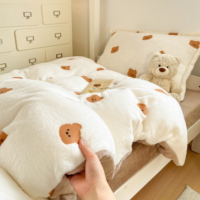 91家纺网 家纺一手货源 找家纺 川悦生活 2025新款立体雪花绒印花四件套学生床系列二场景一 豆奶小熊