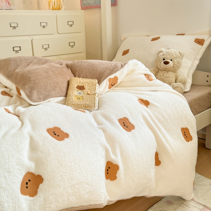 91家纺网 家纺一手货源 找家纺 川悦生活 2025新款立体雪花绒印花四件套学生床系列二场景一 豆奶小熊