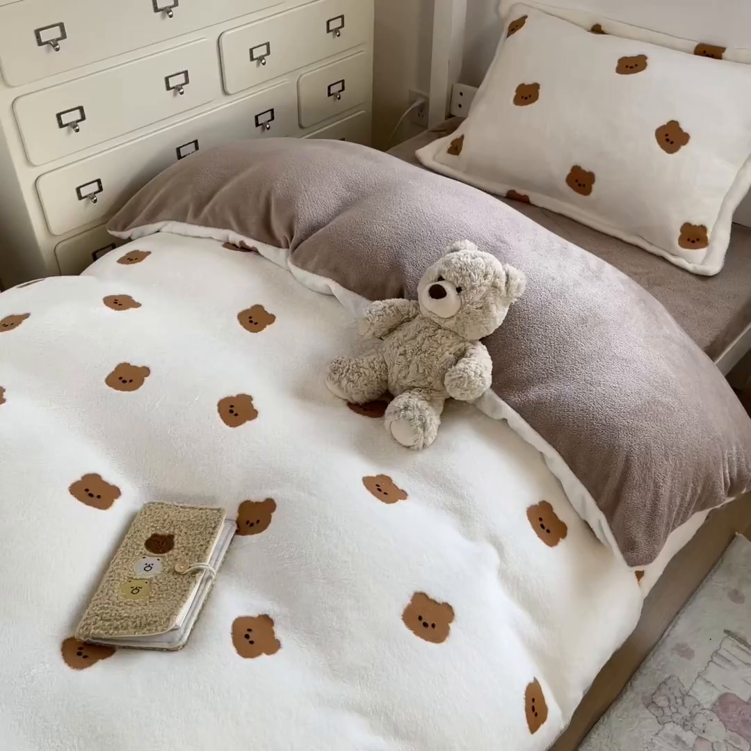 91家纺网 家纺一手货源 找家纺 川悦生活 2025新款立体雪花绒印花四件套学生床系列二场景一 豆奶小熊