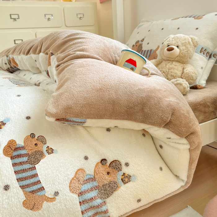 91家纺网 家纺一手货源 找家纺 川悦生活 2025新款立体雪花绒印花四件套学生床系列二场景一 腊肠小点