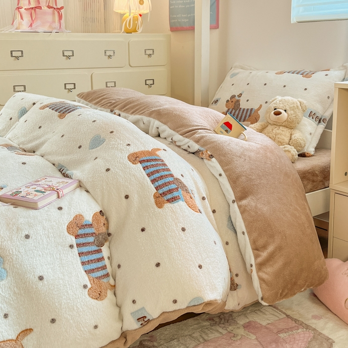 91家纺网 家纺一手货源 找家纺 川悦生活 2025新款立体雪花绒印花四件套学生床系列二场景一 腊肠小点