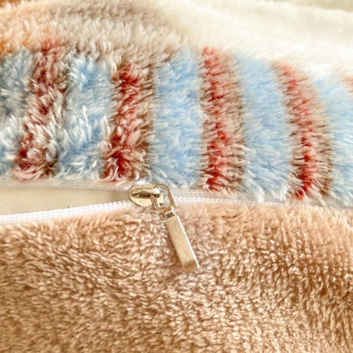 91家纺网 家纺一手货源 找家纺 川悦生活 2025新款立体雪花绒印花四件套学生床系列二场景一 腊肠小点