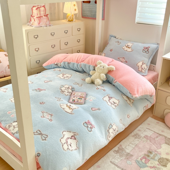 川悦生活 2025新款立体雪花绒印花四件套学生床系列二场景一 奶蓝小汪粉