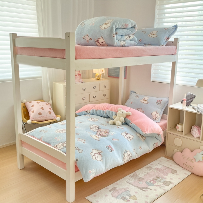 91家纺网 家纺一手货源 找家纺 川悦生活 2025新款立体雪花绒印花四件套学生床系列二场景一 奶蓝小汪粉