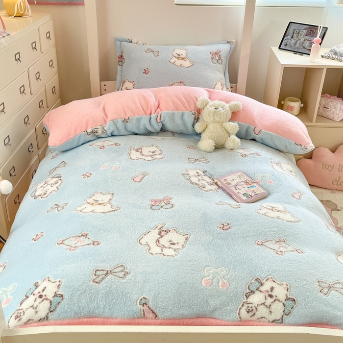 91家纺网 家纺一手货源 找家纺 川悦生活 2025新款立体雪花绒印花四件套学生床系列二场景一 奶蓝小汪粉