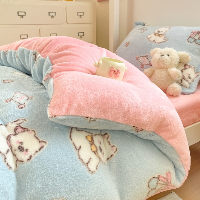 91家纺网 家纺一手货源 找家纺 川悦生活 2025新款立体雪花绒印花四件套学生床系列二场景一 奶蓝小汪粉