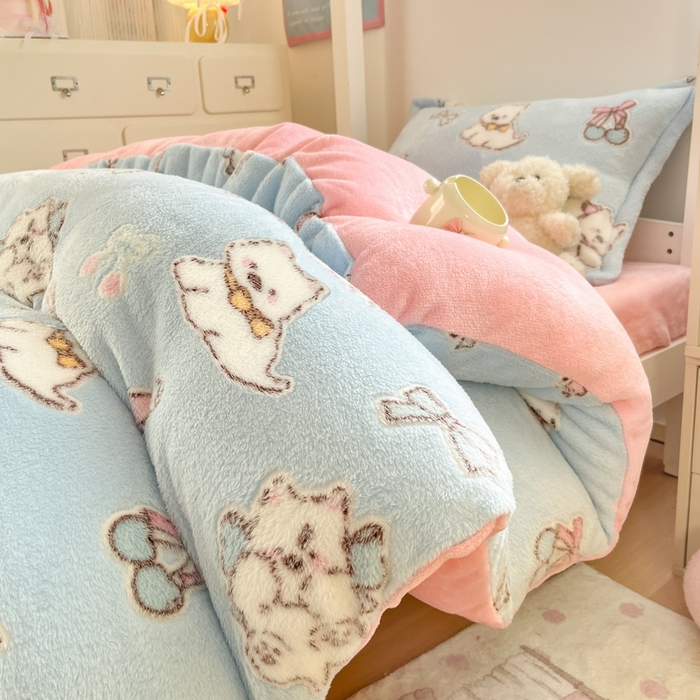 91家纺网 家纺一手货源 找家纺 川悦生活 2025新款立体雪花绒印花四件套学生床系列二场景一 奶蓝小汪粉