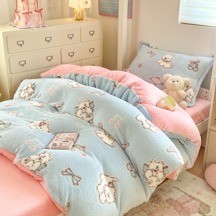 91家纺网 家纺一手货源 找家纺 川悦生活 2025新款立体雪花绒印花四件套学生床系列二场景一 奶蓝小汪粉